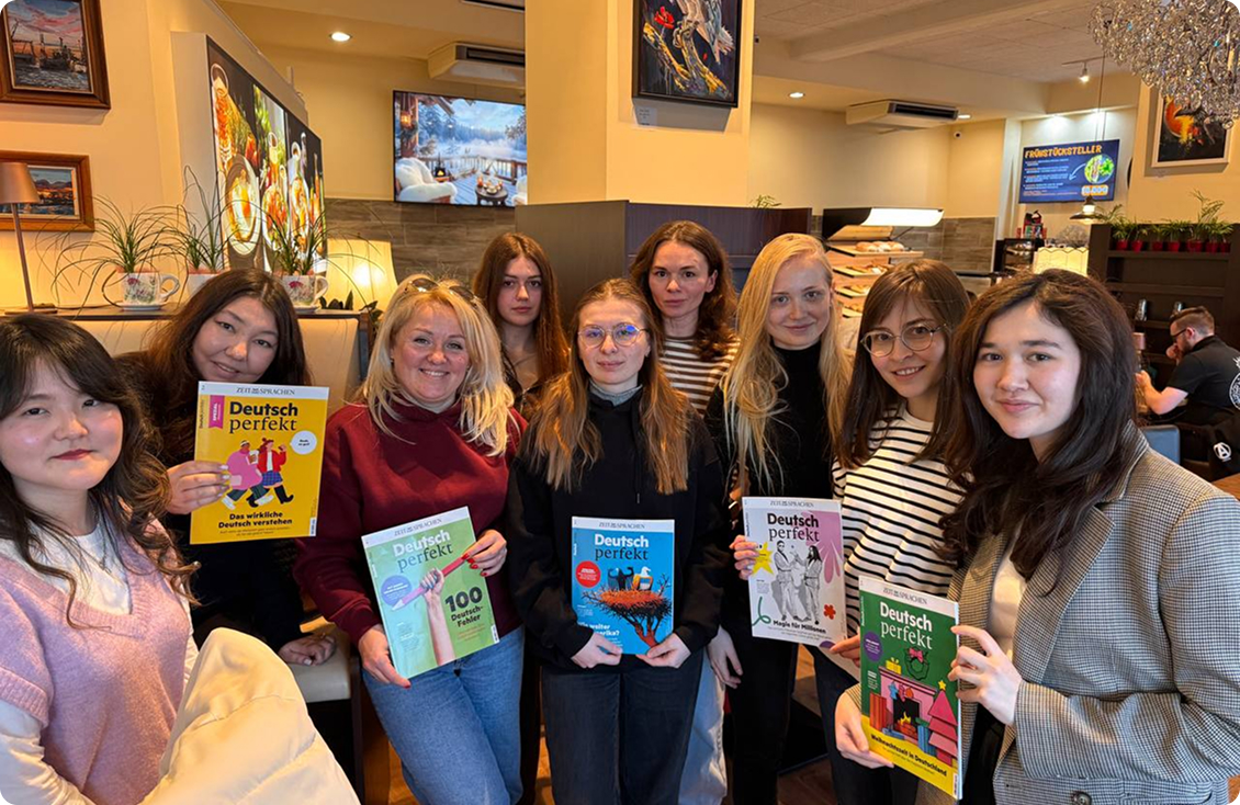 Deutsch-Lerngruppe mit Zeitschriften