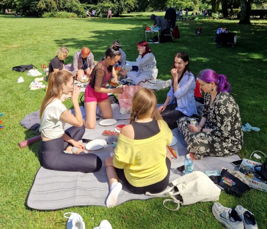 Ladies Hamburg bei einem kreativen Collage-Workshop