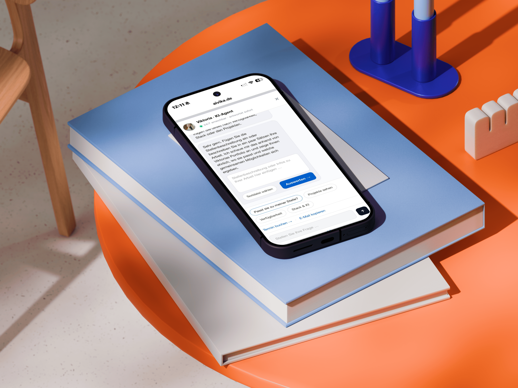 HR-Agent von Viktoria Karasek auf dem Smartphone, aufgeschlagen auf einem Buchstapel
